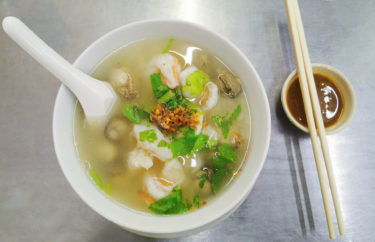 海鮮スープに思わずため息。胃に染みる海鮮カオトム（雑炊）の名店 – バンコク中華街の端